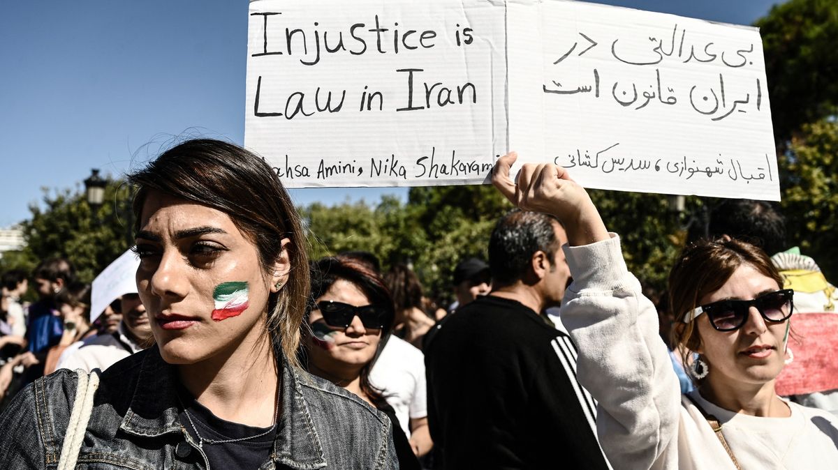 Zmiz, křičely íránské studentky na prezidenta Raísího při jeho návštěvě univerzity